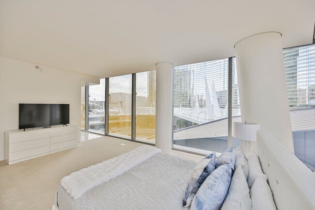 Building Photo - Luxurious premium corner unit nearly 1600 sq ft., Impeccably furnished-turn key- 2 bedroom 2 bath...