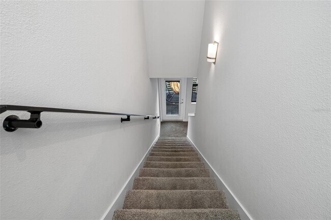 Building Photo - 1171 25th Ln N