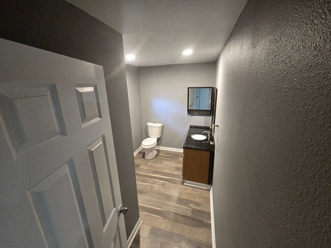 Building Photo - 3 Bedroom House