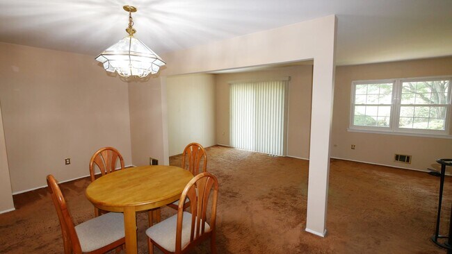 Building Photo - End Unit Townhouse with Full Basement 2BR ...