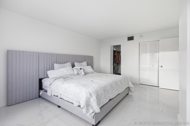 Building Photo - 2101 S Ocean Dr