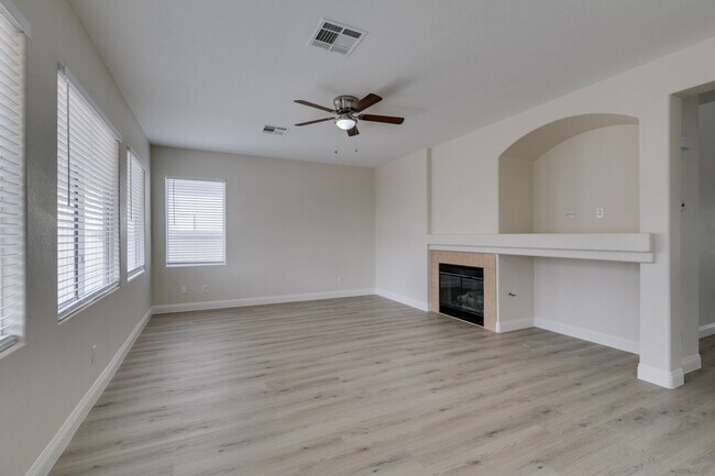 Building Photo - Charming 4 Bedroom, 3 Bathroom Home Near S...