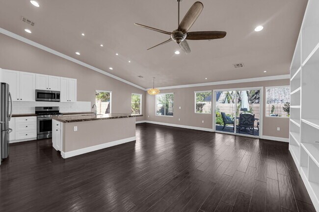 Building Photo - Don't miss out on this super cute 2-bedroo...