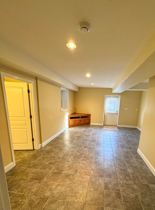 Building Photo - 74 Lockes Way