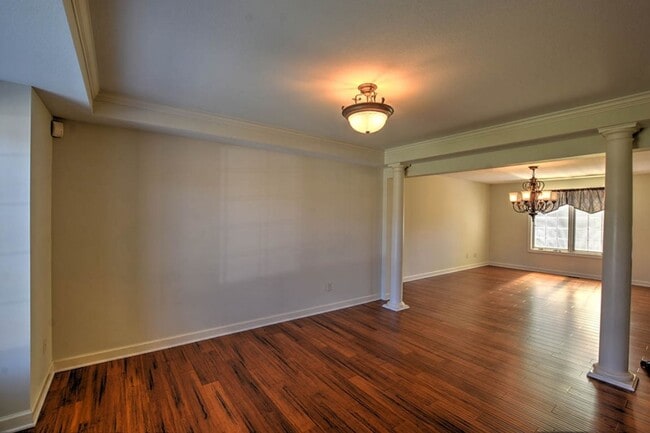 Building Photo - Forsyth Home!  4 Beds 3.5 Baths with Finis...