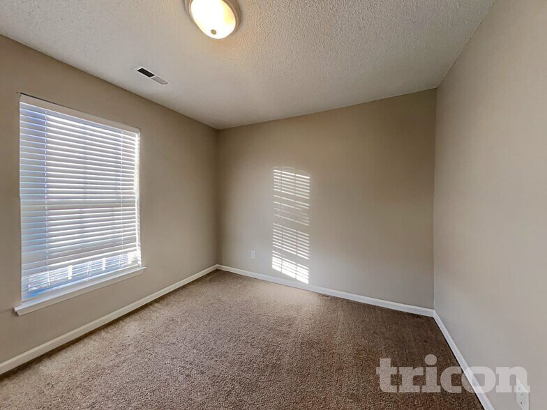 Building Photo - 7043 Red Bud Cir