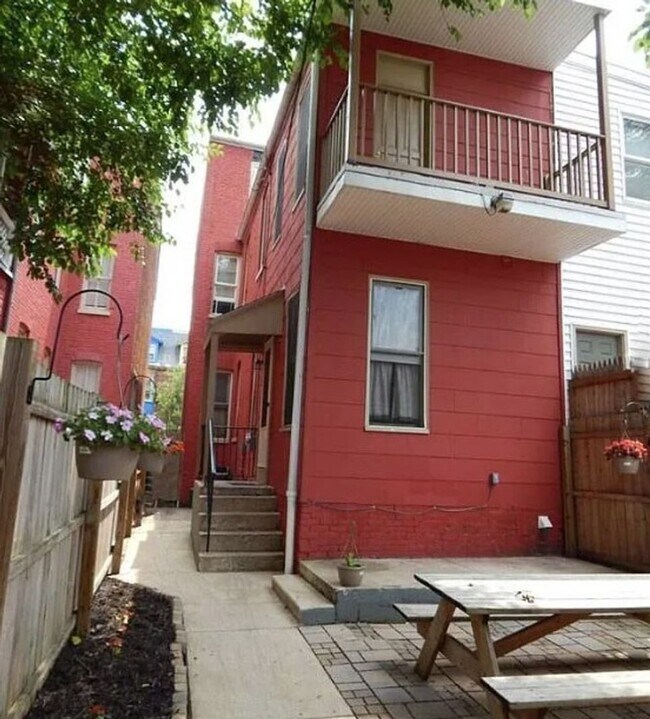 Building Photo - Historic 5 Bedroom, 1.5 Bath in Downtown York!