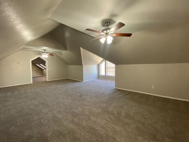 Building Photo - Huge 4 Bedroom in West Tulsa