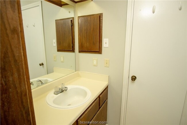 Building Photo - 1801 Woodsman Dr