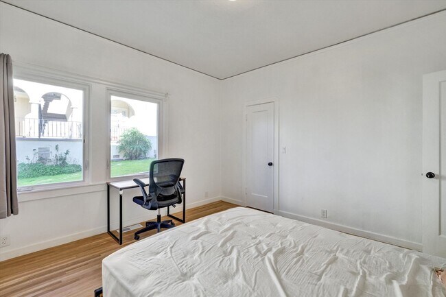 Building Photo - Move in Now! Single Bed (MALE) in Shared Room – Furnished Apt for 4 $1,100/month + $100 Utilities