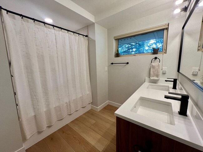 Building Photo - A Rare Offering in Bend’s Most Desirable A...