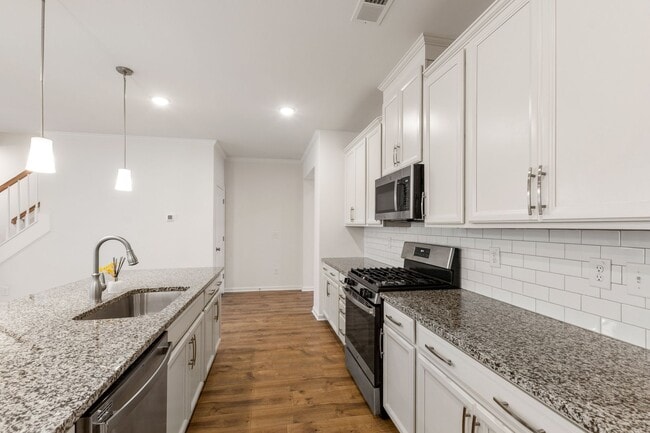 Building Photo - Beautifully Appointed Townhome in Prime Ho...