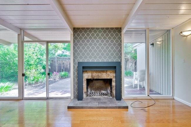 Building Photo - Mountain View Home l Spacious Open Layout Bright and Private Yard
