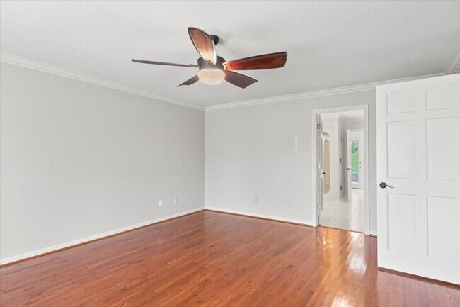 Building Photo - Stunning 3 bed 2.5 bath home in Cove Creek subdivision!