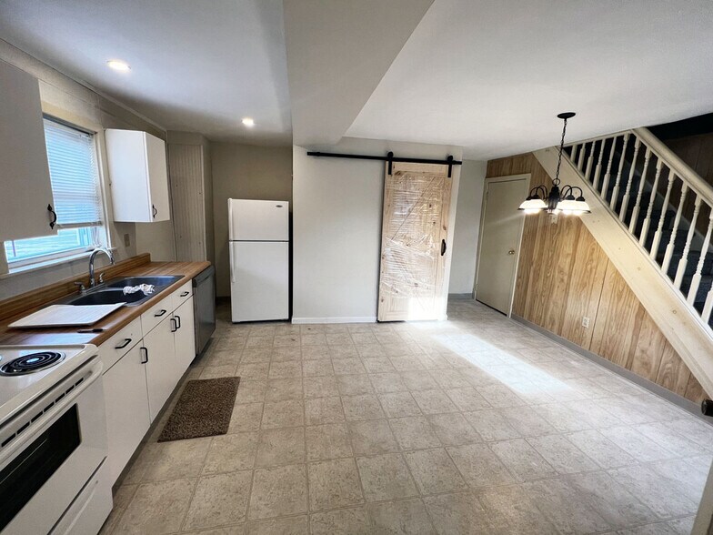 Building Photo - 302 E Howard St