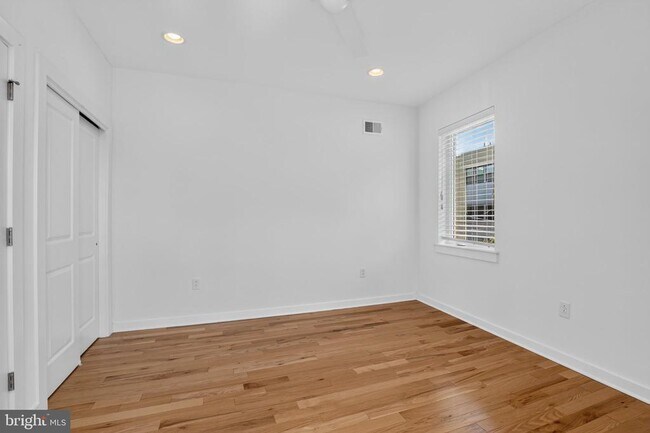 Building Photo - 950 Shackamaxon St