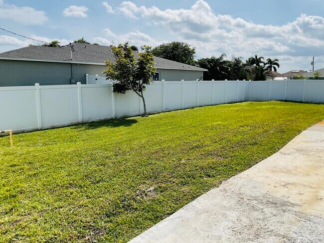 Building Photo - 854 SW Paar Dr
