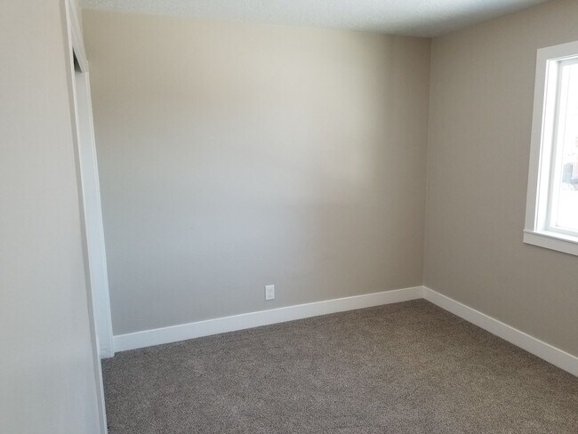 Building Photo - Spacious 5-Bedroom Magna Home with Deck and Ample Parking