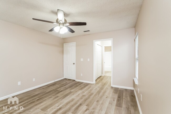 Building Photo - 398 Willow Green Dr