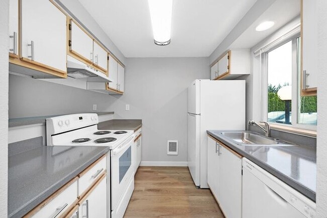 Building Photo - 2bed/1.5bath Townhome Available Today! Get...