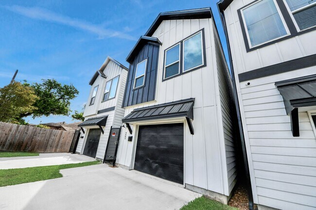 Building Photo - 5402 Margarita St