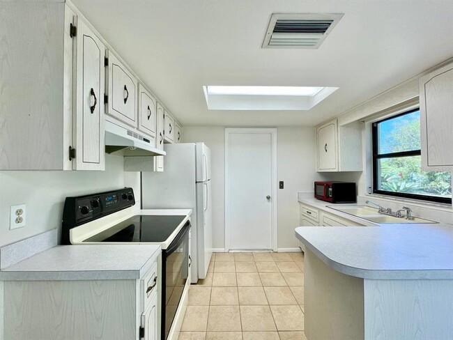 Building Photo - 2625 Narcissus Dr