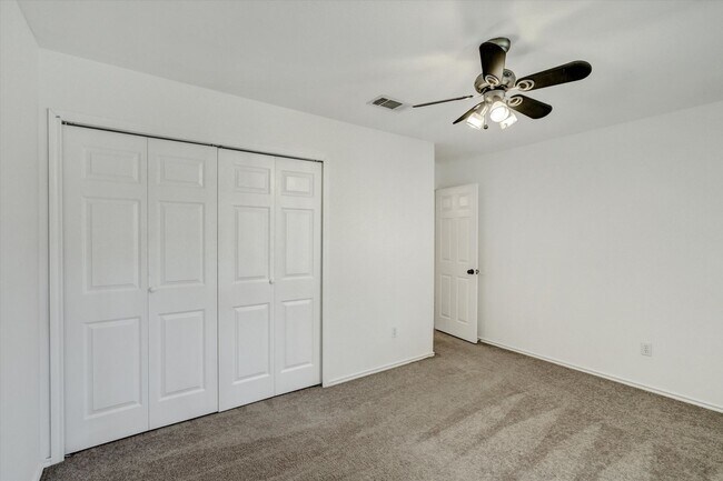 Building Photo - 412 Steeplechase Dr