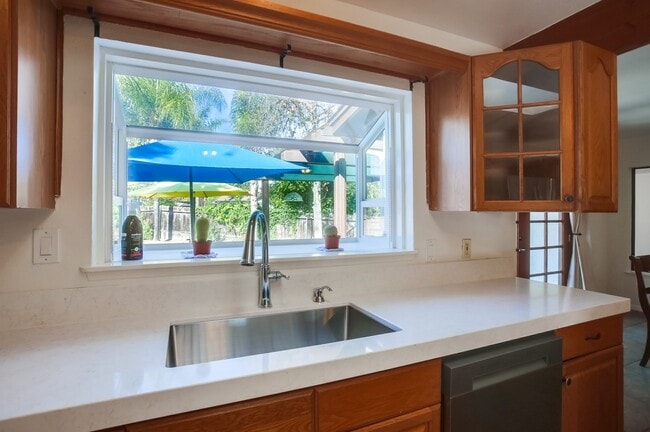 Building Photo - 543 Edna Way