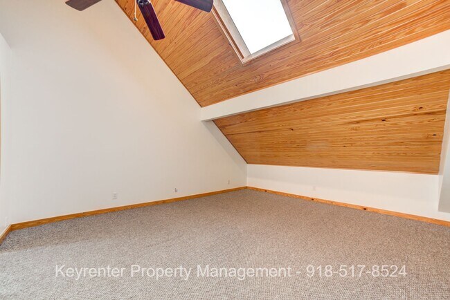 Building Photo - 2 Bed 2.5 Bath Right off Cherry Street!!