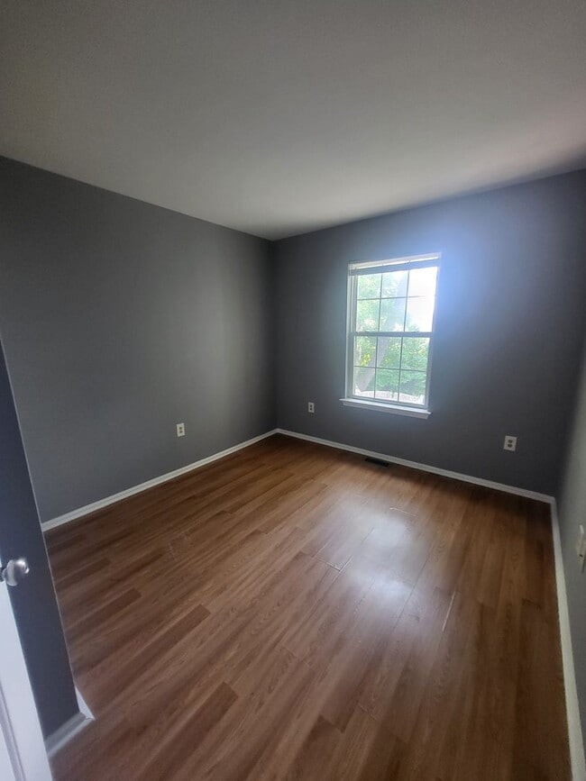 Building Photo - Wellington Woods II - 3BR/2.5BA End-Unit T...