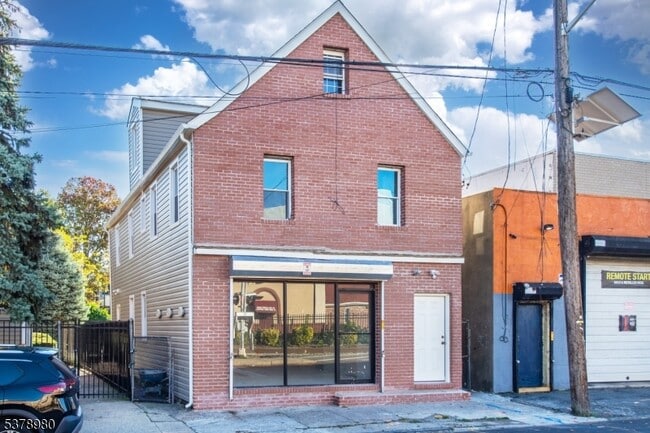 Building Photo - 581 E 18th St