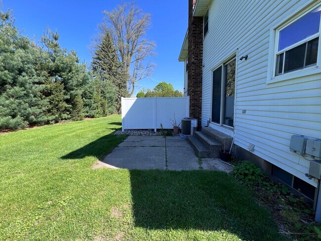 Building Photo - Updated Two Bedroom Duplex in Jenison!
