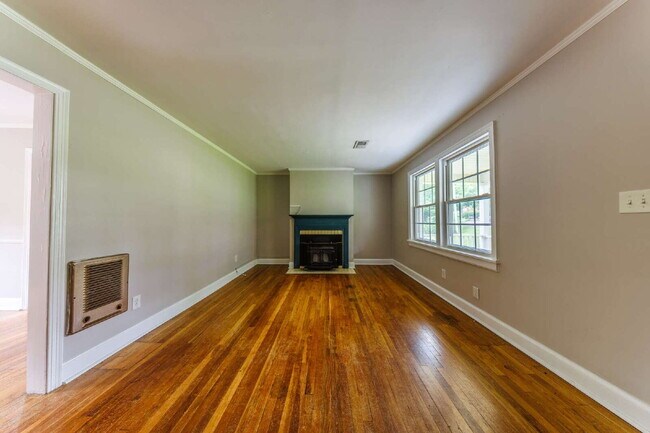 Building Photo - **NOW AVAILABLE!** 2 Bed, 1 Bath Inglewood...