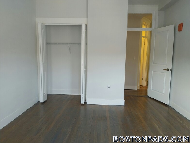 Building Photo - 77 Park Dr