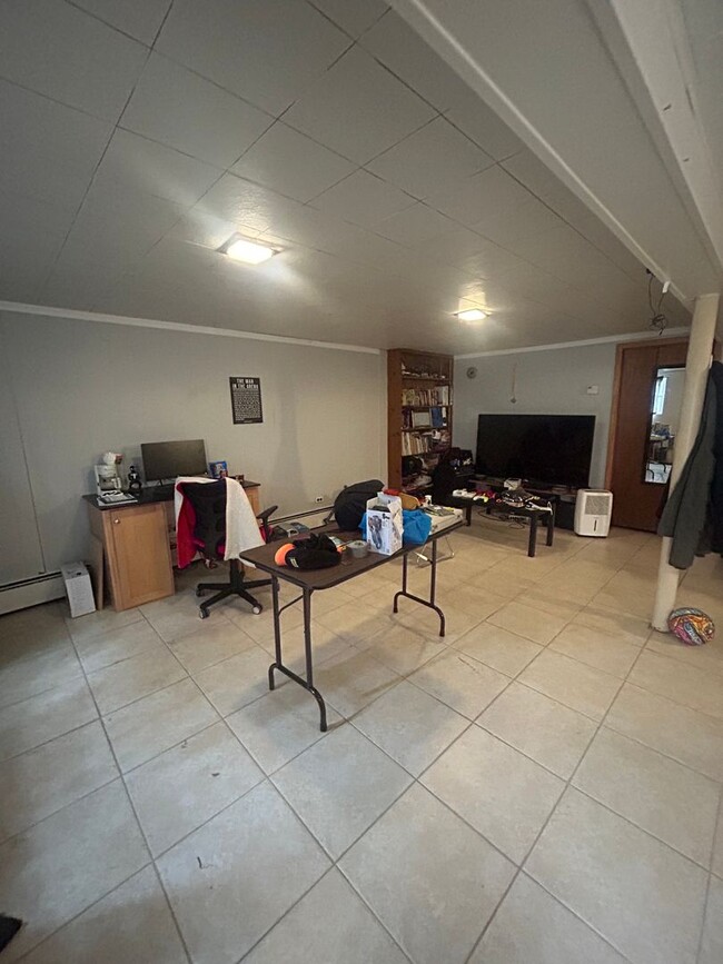 Building Photo - 3 bed, 1 1/2 Bath House
