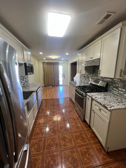 Building Photo - 7 Sassafras Dr