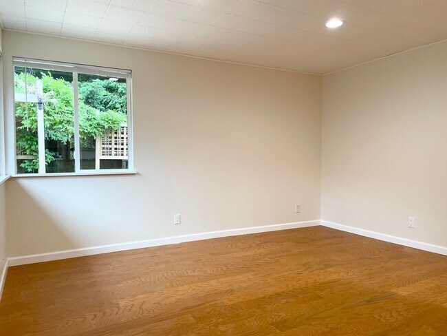 Building Photo - Remodeled 3+1 Bed 2 Bath Rambler in Juanita