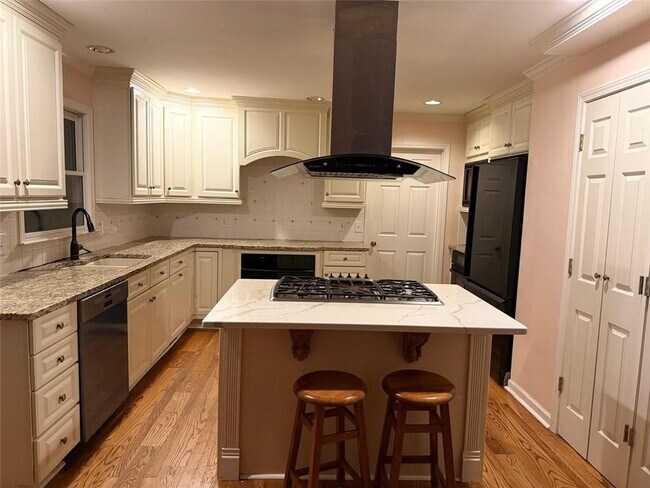 Building Photo - 4010 Mansion Dr
