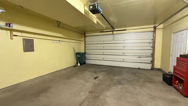 Building Photo - 3 Bed, 2 Bath Townhouse Between Elmore and...