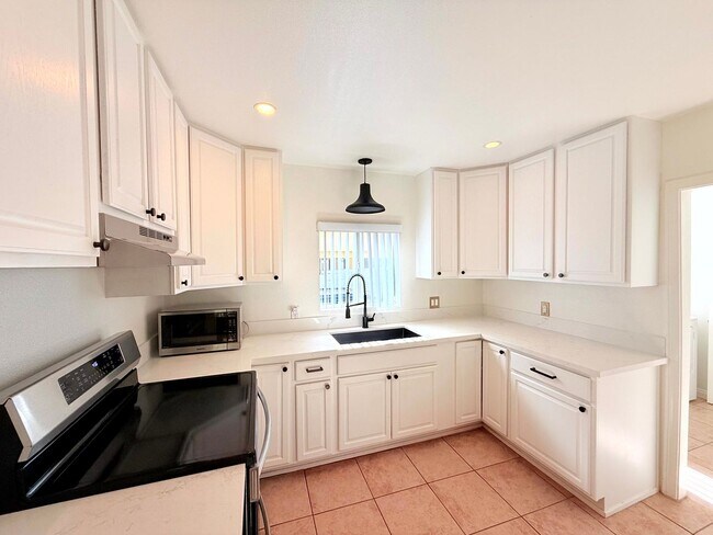 Building Photo - 4447 Lockwood Ave