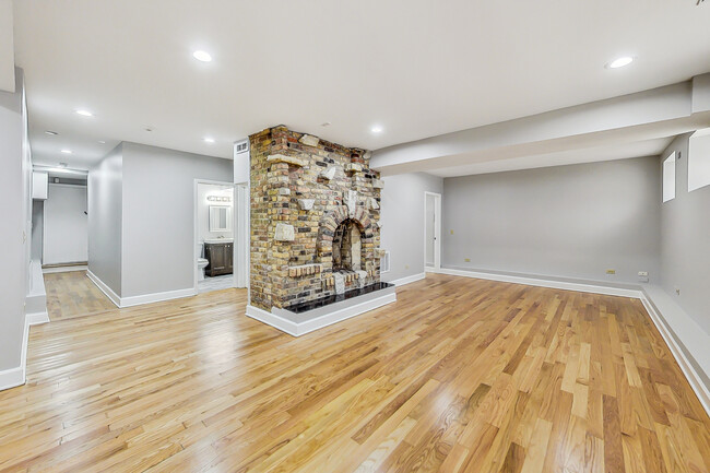 Building Photo - 864 W Aldine Ave