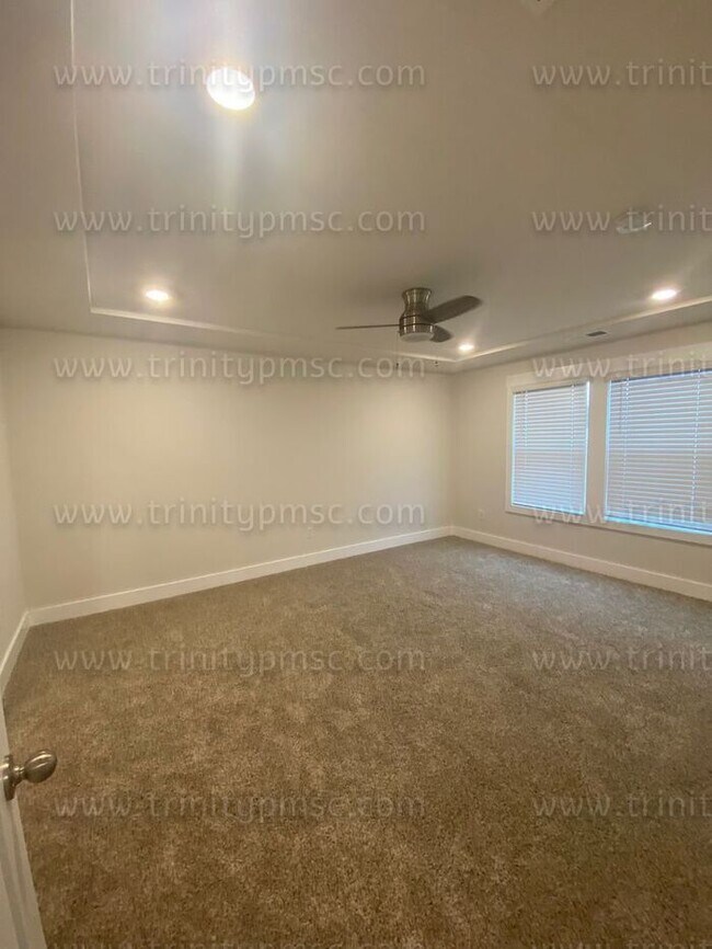 Building Photo - Gorgeous 4/2.5 waiting for you!