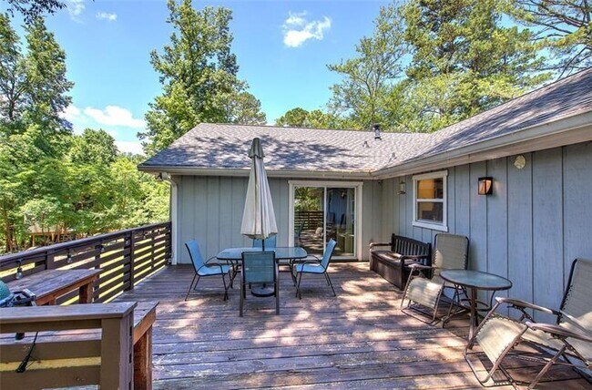 Building Photo - 3410 Holliglen Dr
