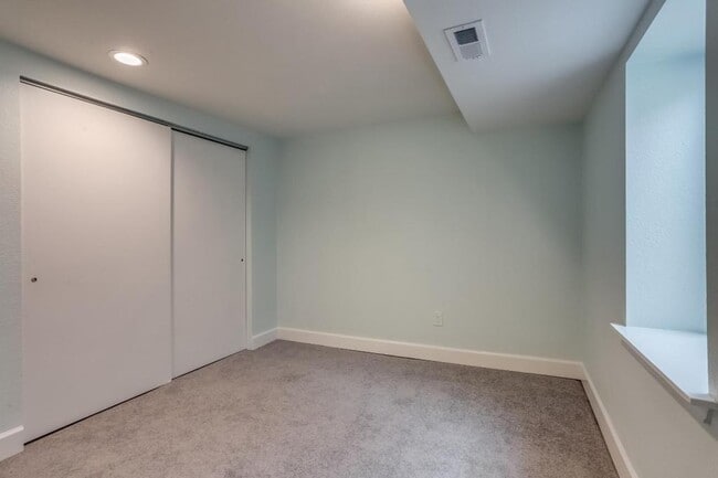 Building Photo - 3149 Oak Cir N
