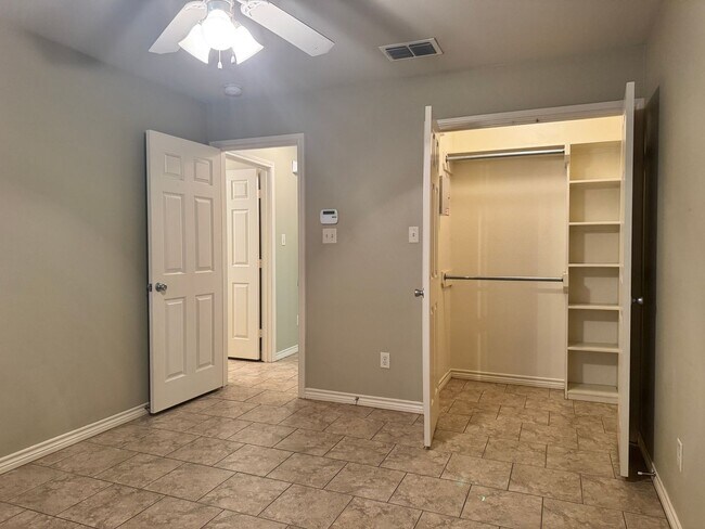 Building Photo - 516 S Baxter Ave