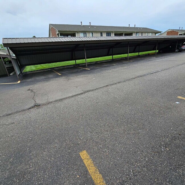 Building Photo - 2 Bedroom Upper Condo with Vaulted Ceiling...