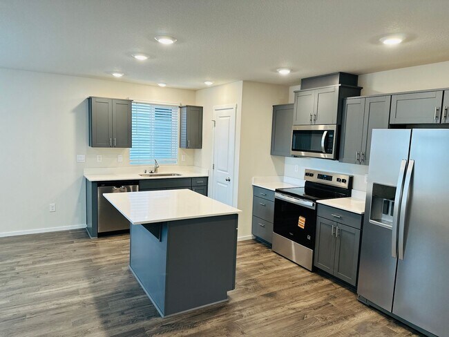 Building Photo - Beautiful Brand New 5 Bedroom Home!
