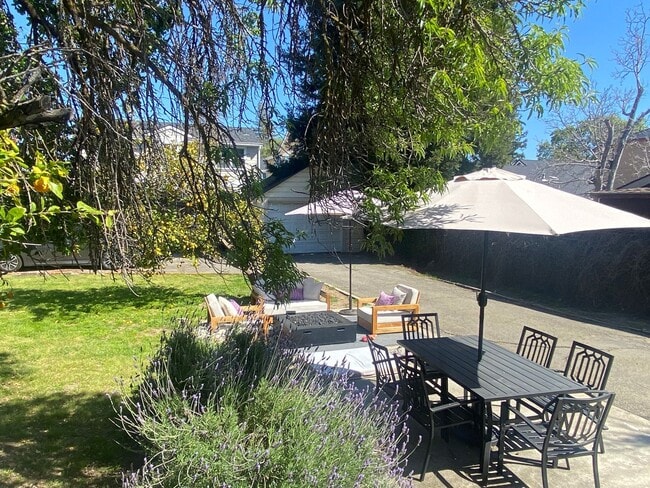 Building Photo - Pleasanton, Charming Downtown Living, Walk to Main St. 3 bed / 1 bath – Large Yard! Great schools