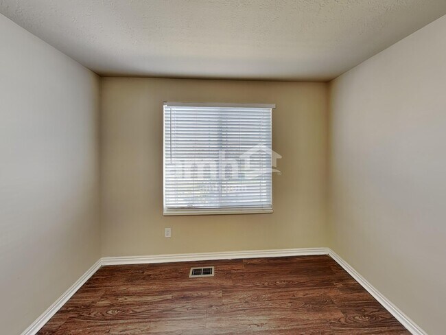 Building Photo - 865 Southhampton Dr