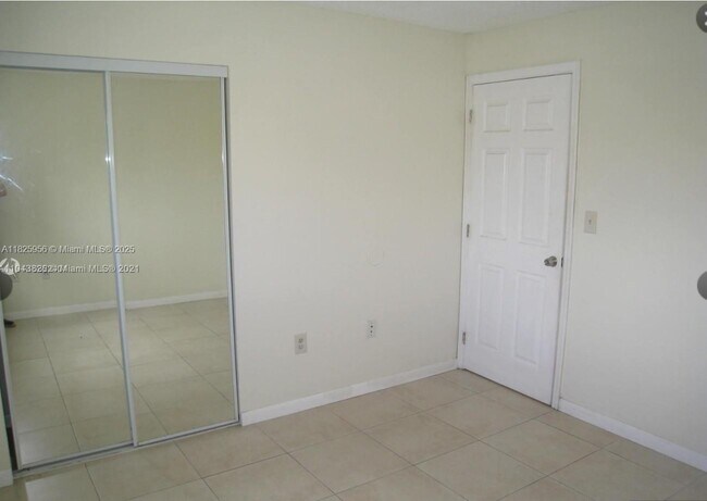 Building Photo - 250 Palm Cir W